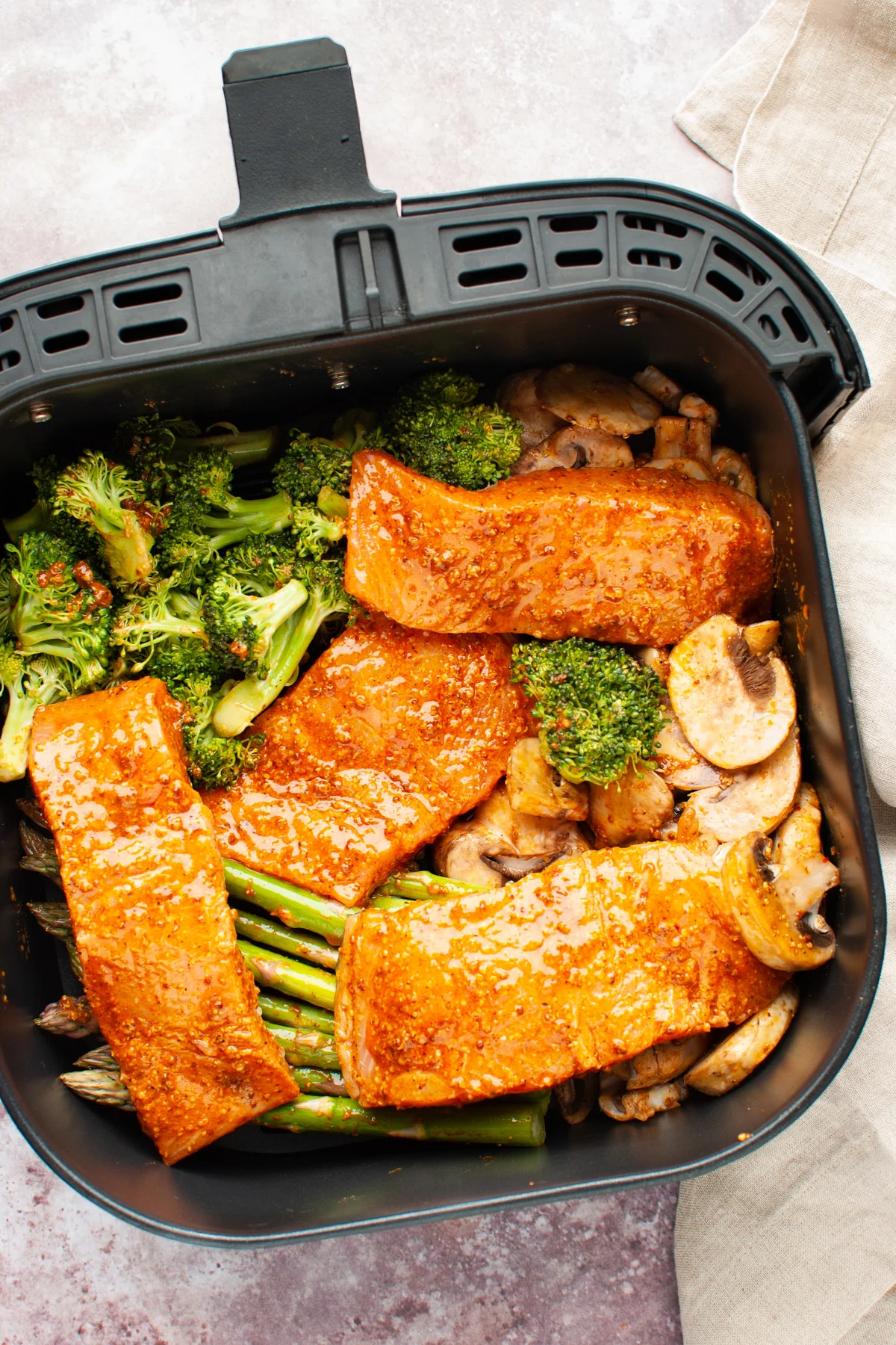 https://onecarefreecook.com/wp-content/uploads/2022/05/air-fryer-salmon-and-vegetables_3888.jpg.webp